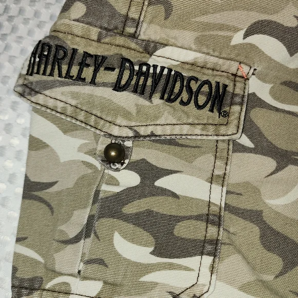 HARLEY DAVIDSON EUC WOMEN'S SIZE 2 CAMMO CAPRIS PANTS - Picture 2 of 7